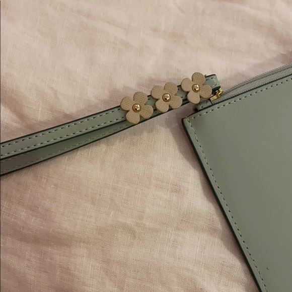 Kate Spade felicity street Eli Wristlet. - Picture 3 of 5